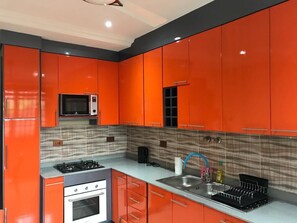 Grand Apartment | Private kitchen | Fridge, microwave, oven, stovetop - ASK Apartments (Accra)