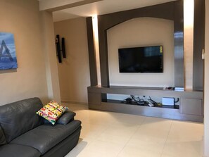 Grand Apartment | Living room | TV - ASK Apartments (Accra)