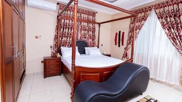 Executive Apartment, 1 Bedroom, Non Smoking, Kitchen | Premium bedding, pillow-top beds, in-room safe, desk