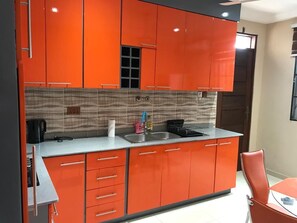 Grand Apartment | Private kitchen | Fridge, microwave, oven, stovetop - ASK Apartments (Accra)