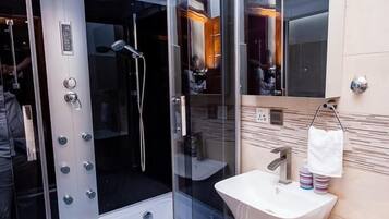 Executive Studio Suite | Bathroom | Hydromassage showerhead, free toiletries, towels, soap