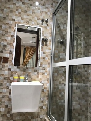 Grand Apartment | Bathroom | Hydromassage showerhead, free toiletries, towels, soap - ASK Apartments (Accra)