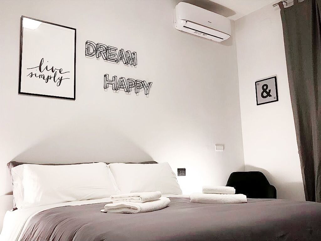 NEW APARTMENT! BED & COFFEE NAPLES - 10 ’’ from DUOMO-