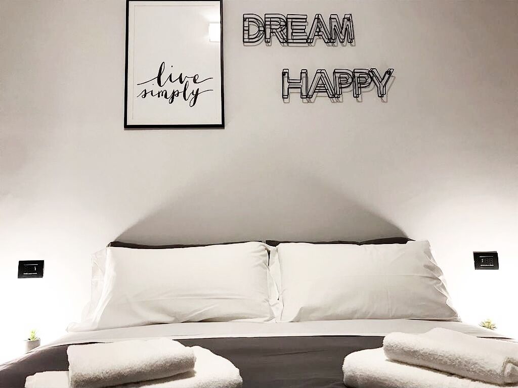 NEW APARTMENT! BED & COFFEE NAPLES - 10 ’’ from DUOMO-