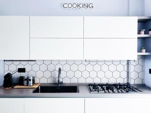 Kühlschrank, Mikrowelle, Ofen, Herdplatte