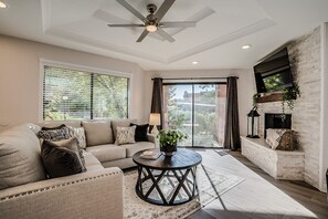 Smart TV, fireplace