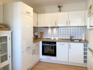 Køleskab, ovn, opvaskemaskine, kaffe-/temaskine