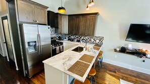 Geladeira, micro-ondas, fogão, cooktop