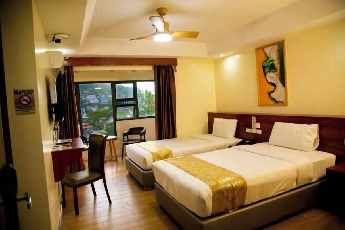 Caixa forta a l'habitació i escriptori