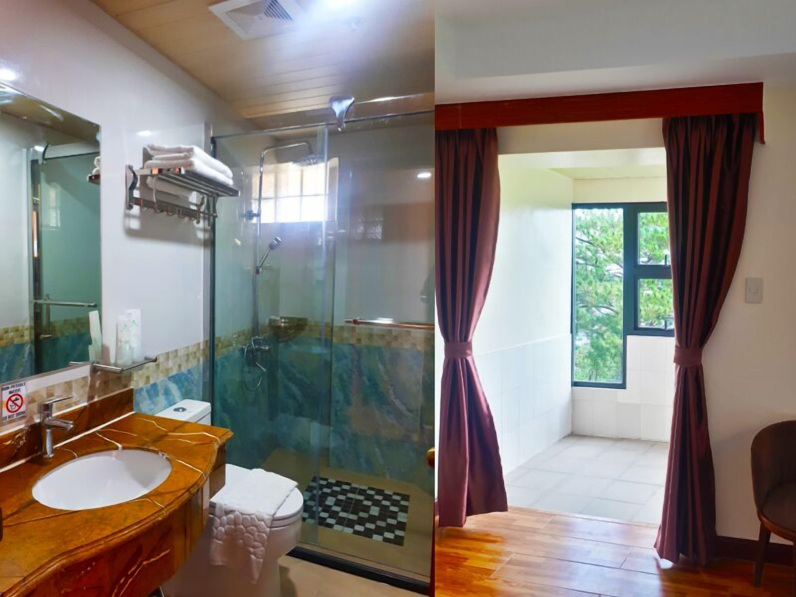 Une salle de bain avec une douche à parois de verre, un meuble-lavabo en bois et des toilettes.