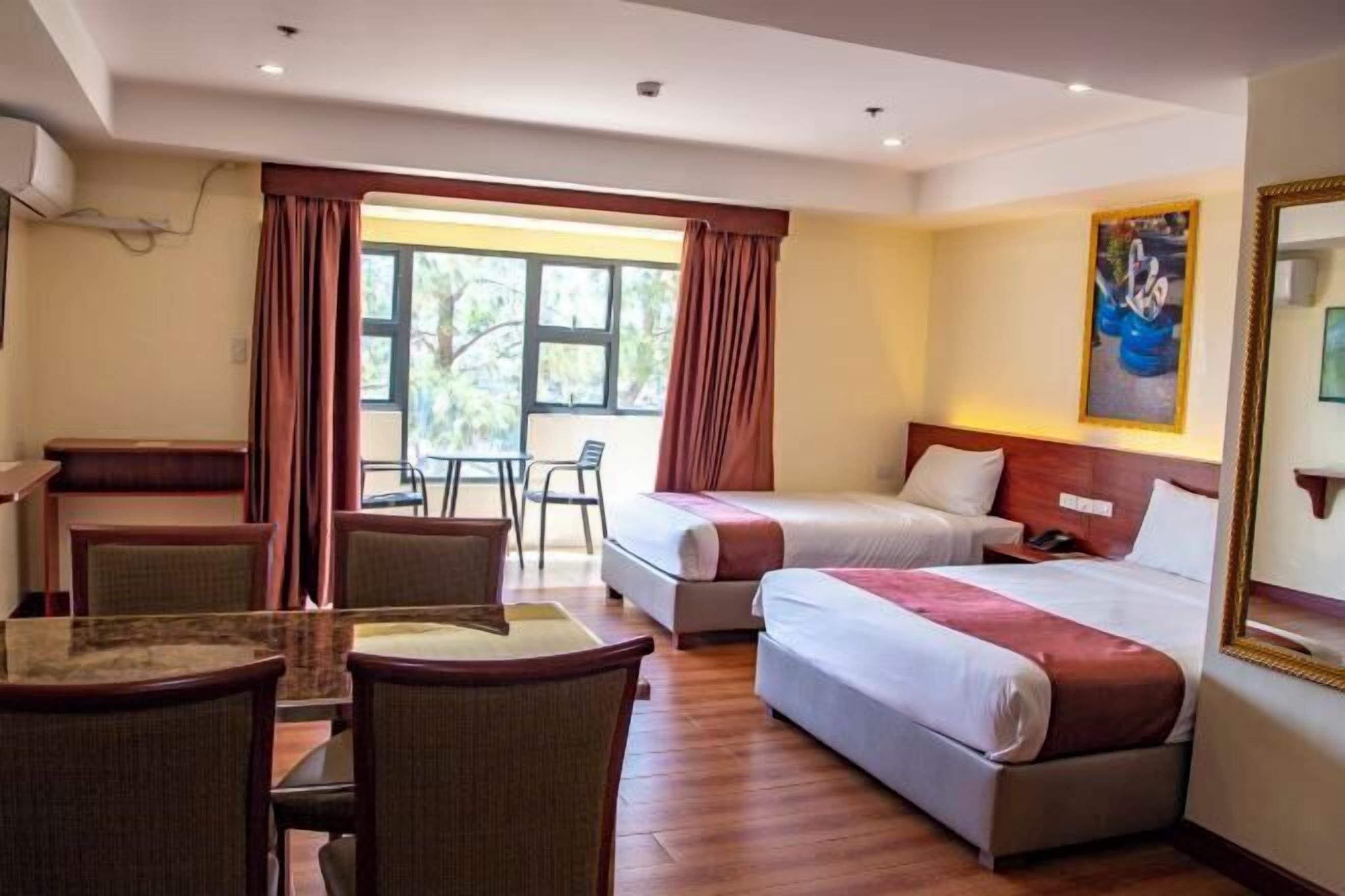 Cofres nos quartos, escrivaninha, espaço de trabalho para notebook