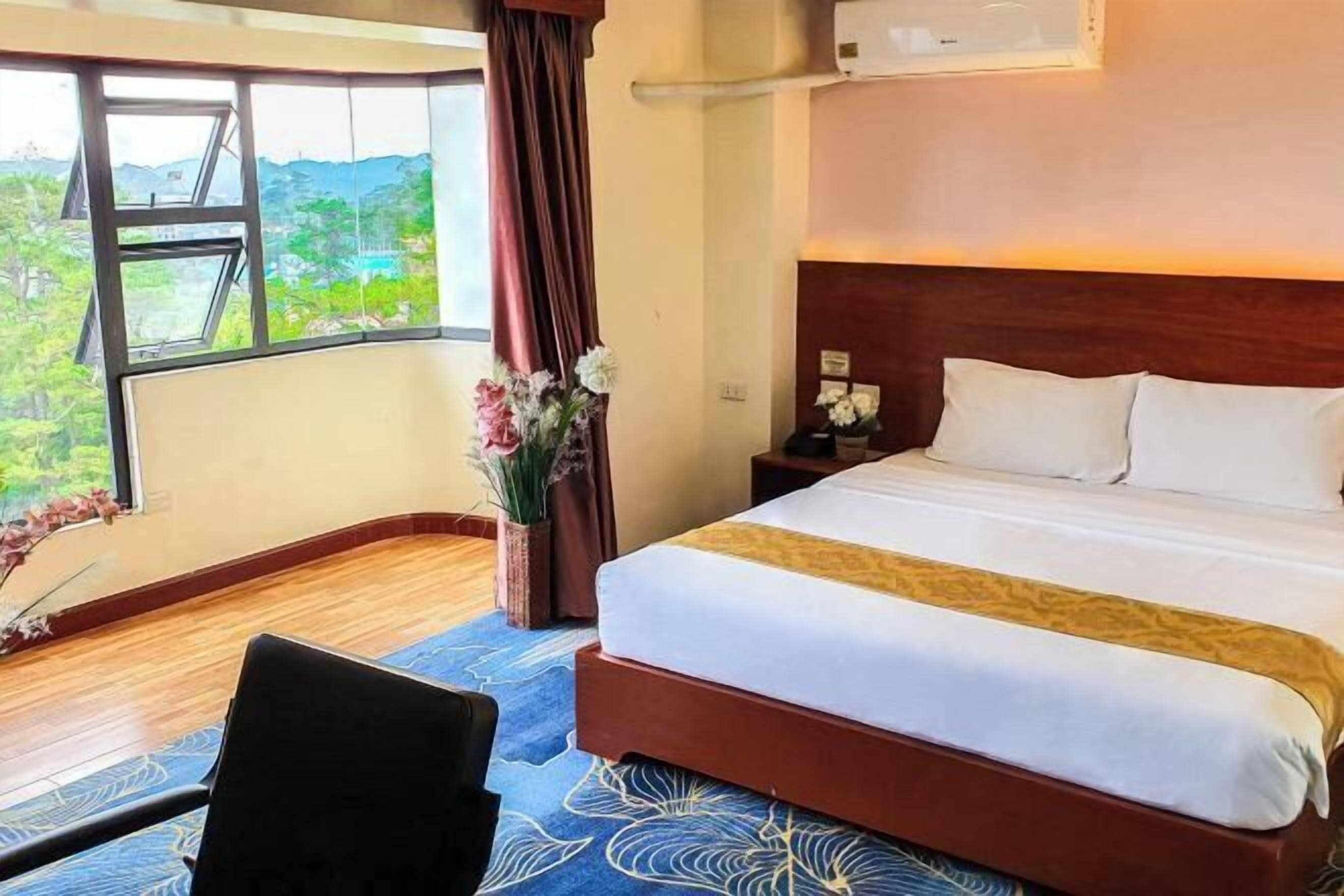 Cofres nos quartos, escrivaninha, espaço de trabalho para notebook