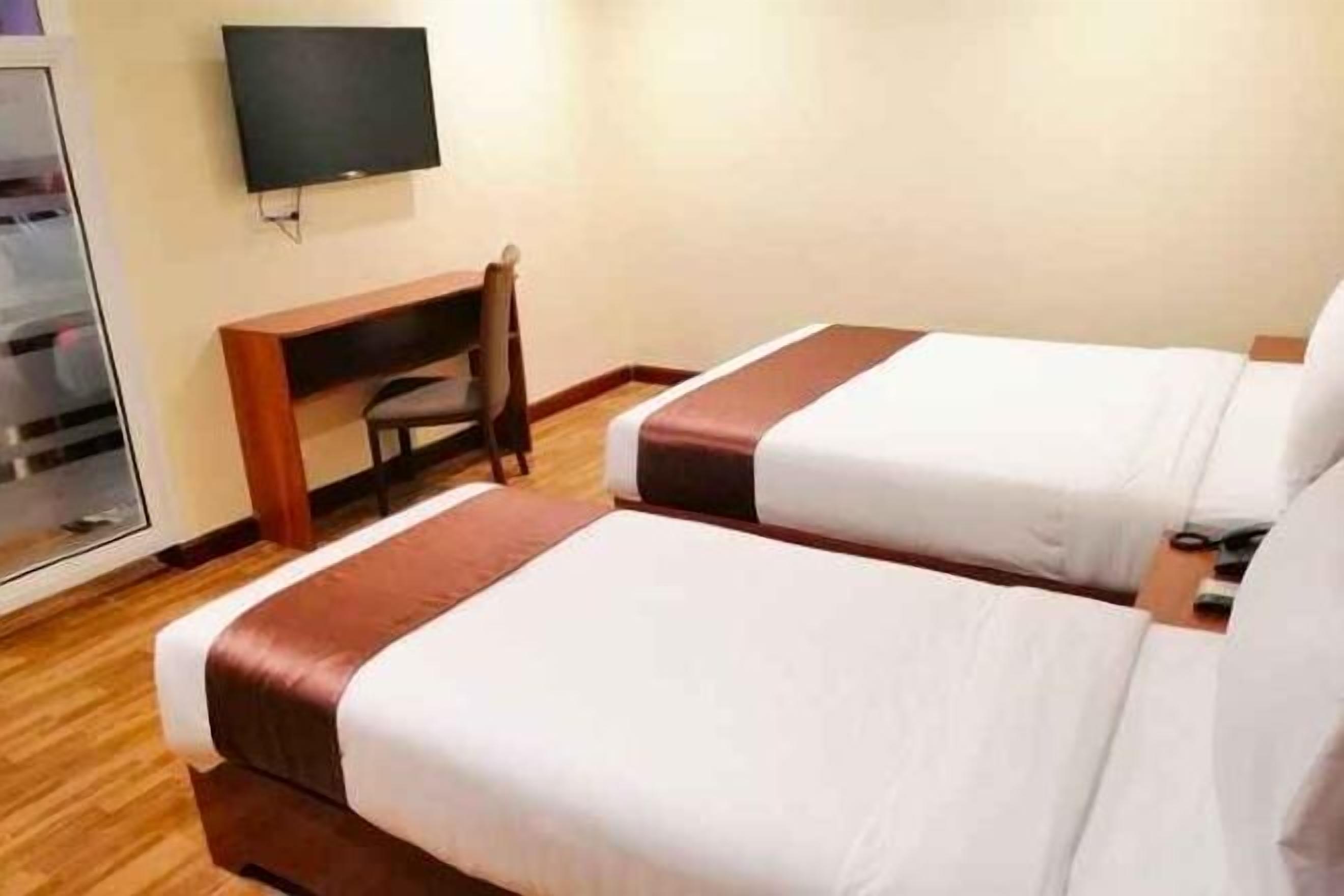 Een kluis op de kamer, een bureau, een laptopwerkplek