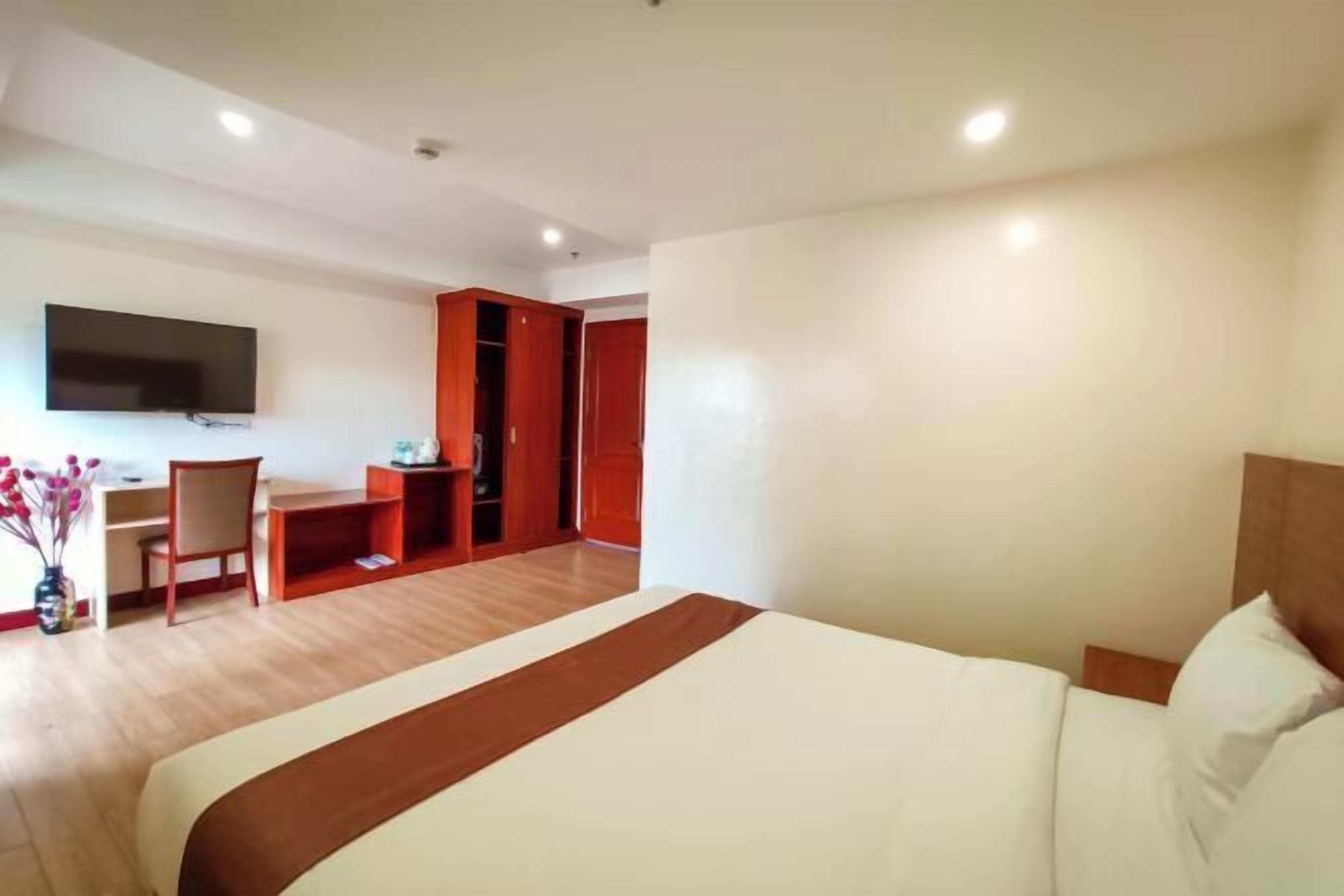 In-room safe, desk, laptop workspace, blackout drapes