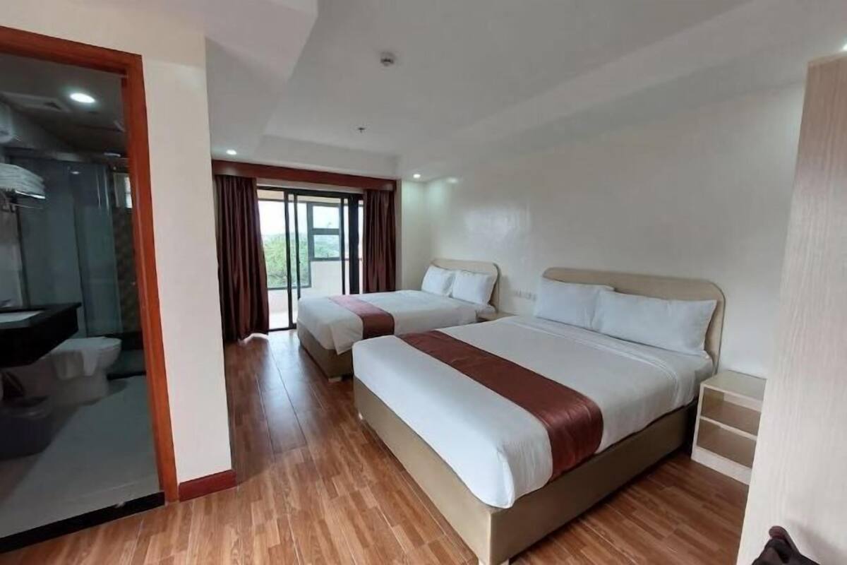 Caja de seguridad en la habitación y escritorio