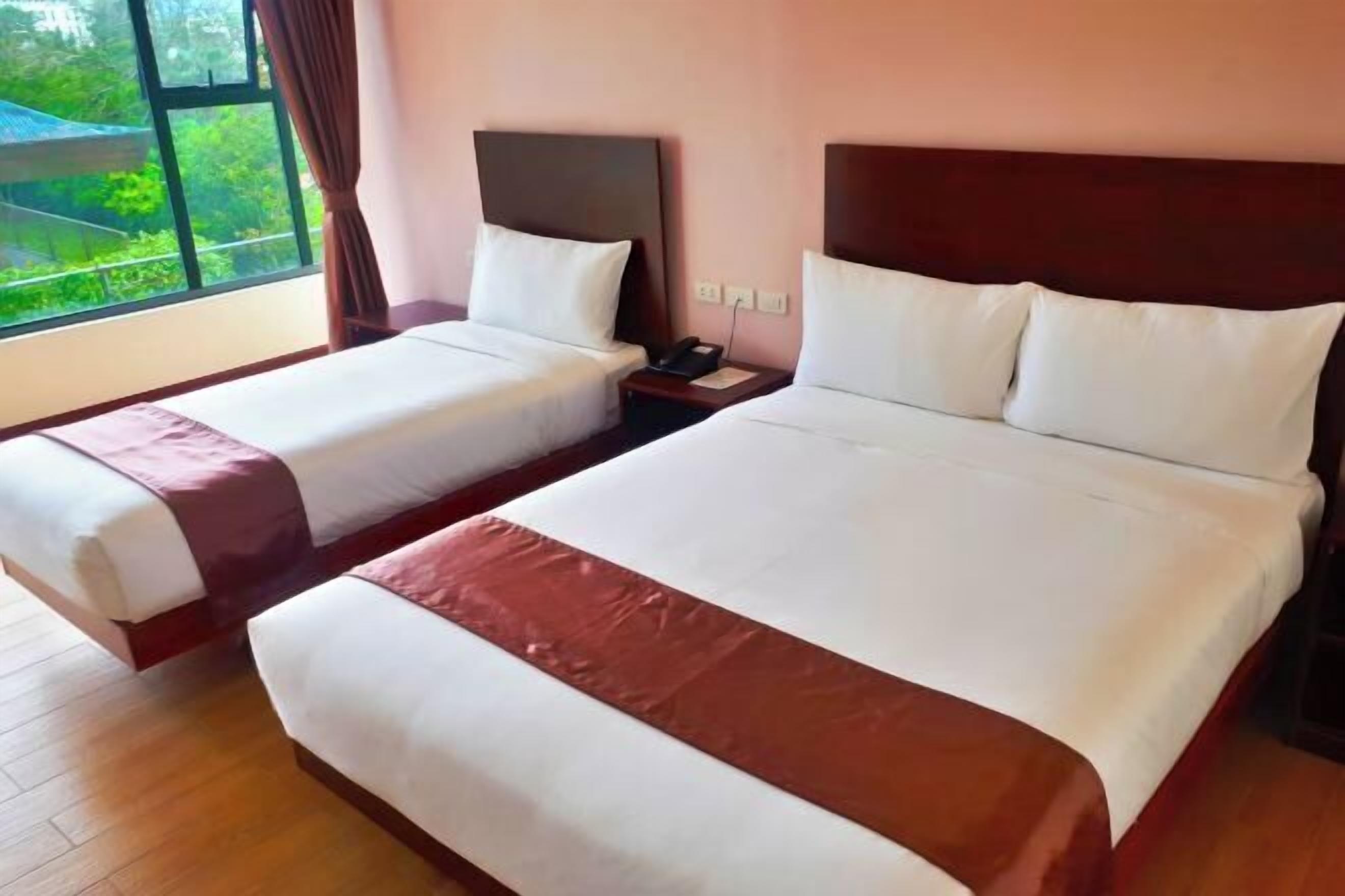 Een kluis op de kamer, een bureau, een laptopwerkplek