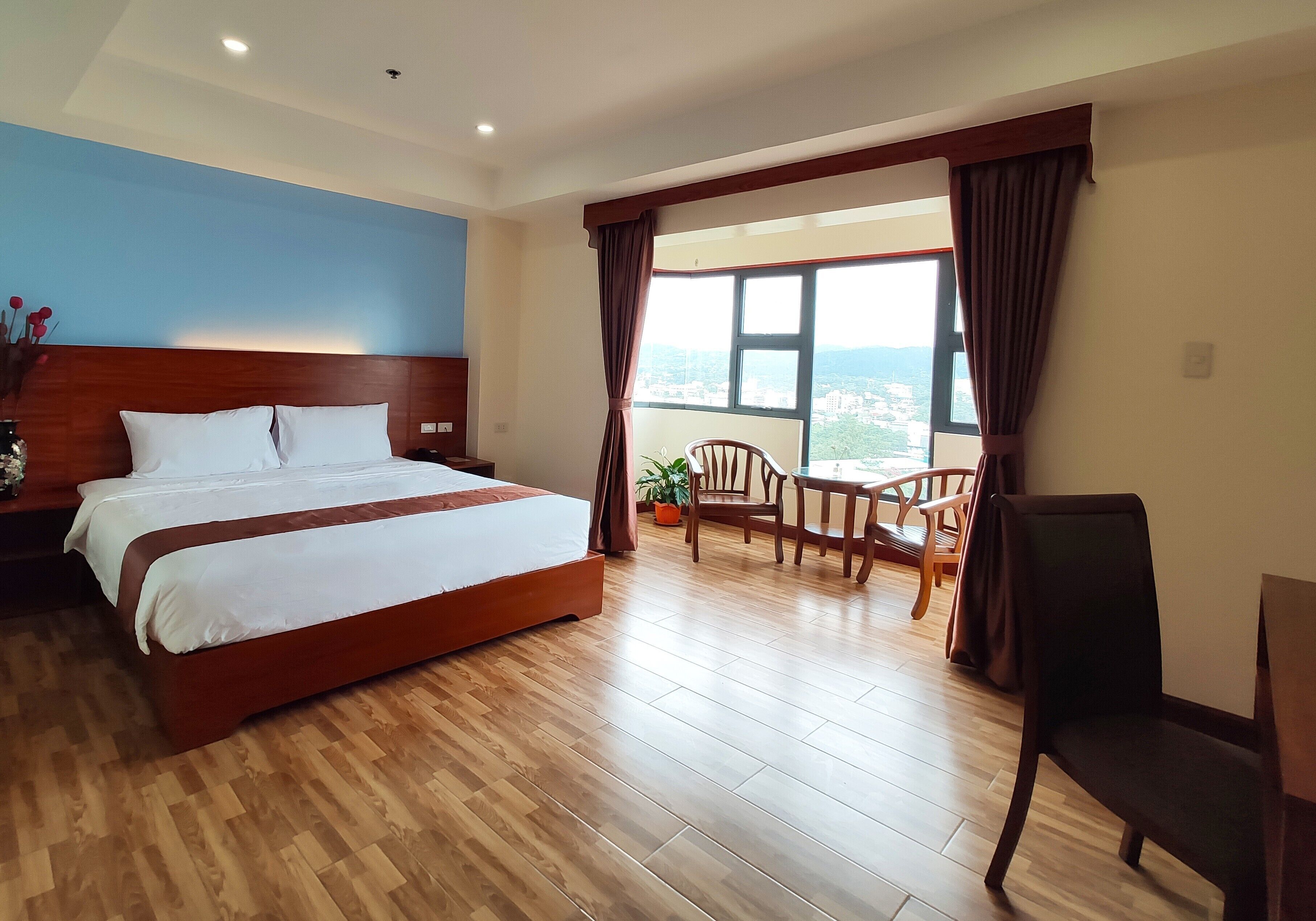 Zimmersafe, Schreibtisch, laptopgeeigneter Arbeitsplatz