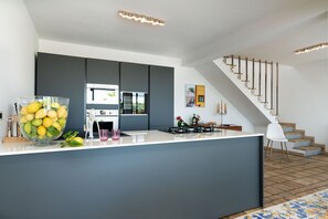 Kühlschrank, Mikrowelle, Ofen, Herdplatte