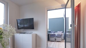 Balcony Apartment | Living area | TV - B26 Apartments (Willich)