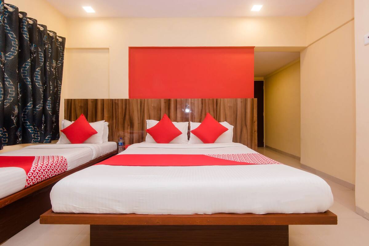 Habitación triple Deluxe | Sábanas de algodón egipcio, ropa de cama de alta calidad y escritorio 