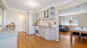 Kjøleskap, mikrobølgeovn, ovn og kokeplater