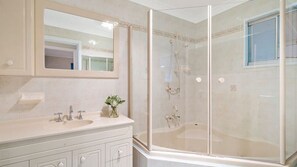 Dusche, Whirlpool, Handtücher
