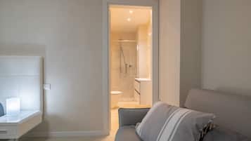 Camera Comfort (Sole) | Bagno | Doccia, soffione a pioggia, asciugacapelli, asciugamani
