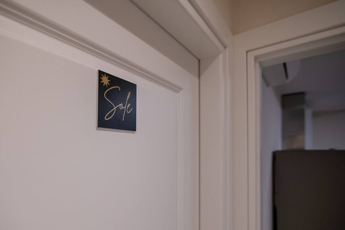 Un pasillo con un cartel en la pared que dice 'Sole'.