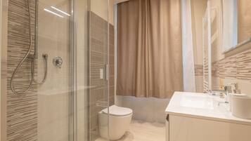 Quarto conforto (Polare) | Banheiro | Chuveiro, chuveiro com efeito de chuva, secador de cabelo