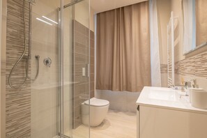 Comfort Room (Polare) | Bathroom | Shower, rainfall showerhead, hair dryer, towels - B&B La Stella (Pisa)