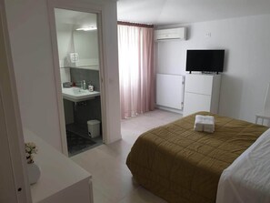 2 bedrooms, iron/ironing board, bed sheets - Deluxe sea view apartment Alba Adriatica (Alba Adriatica)
