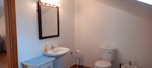 Bidet, serviettes fournies, papier toilette