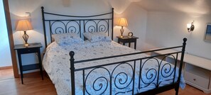 1 chambre, lit parapluie, Wi-Fi, draps fournis