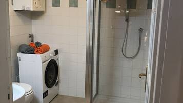 Dusche, Haartrockner, Bidet, HandtĂŒcher