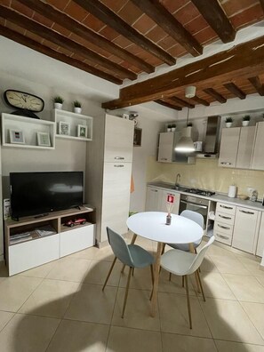 Fridge, oven, stovetop, coffee/tea maker