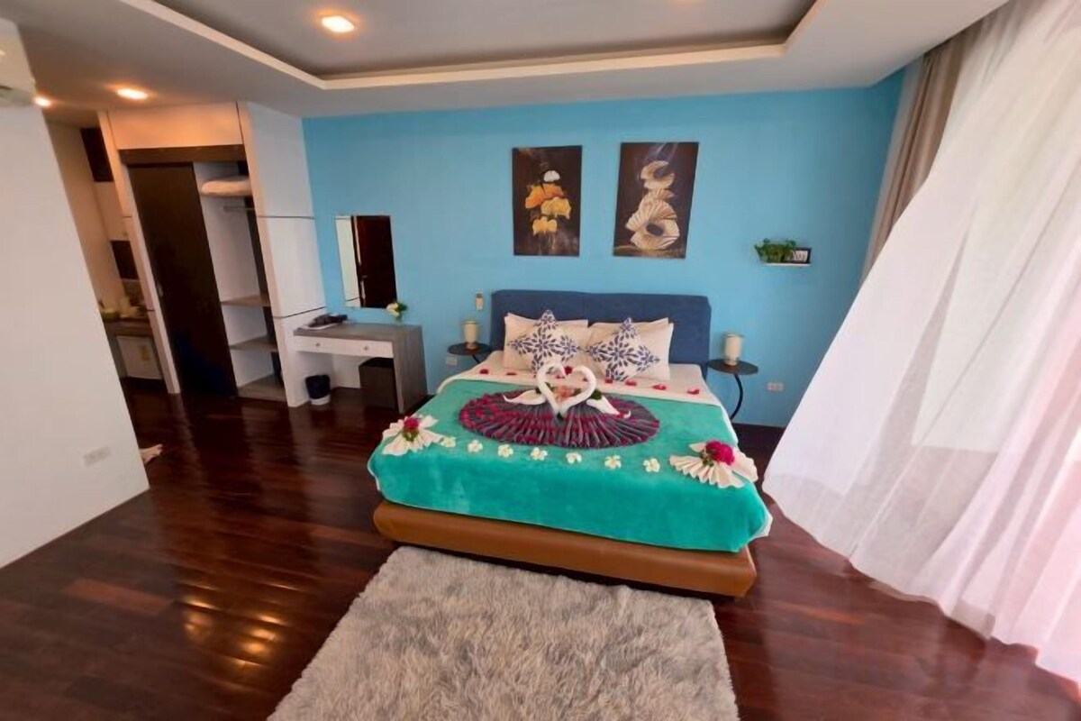 Premium bedding, minibar, in-room safe, free WiFi