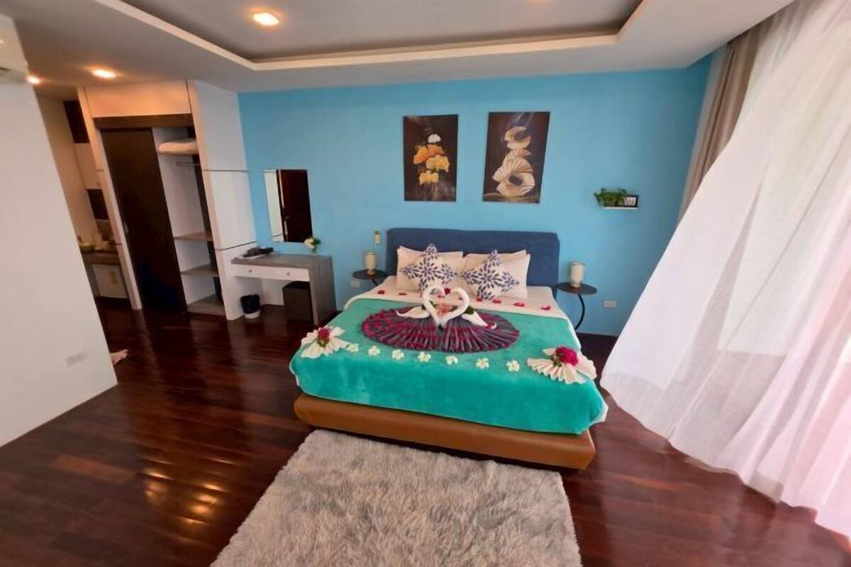 Un dormitorio con cama, escritorio y silla.