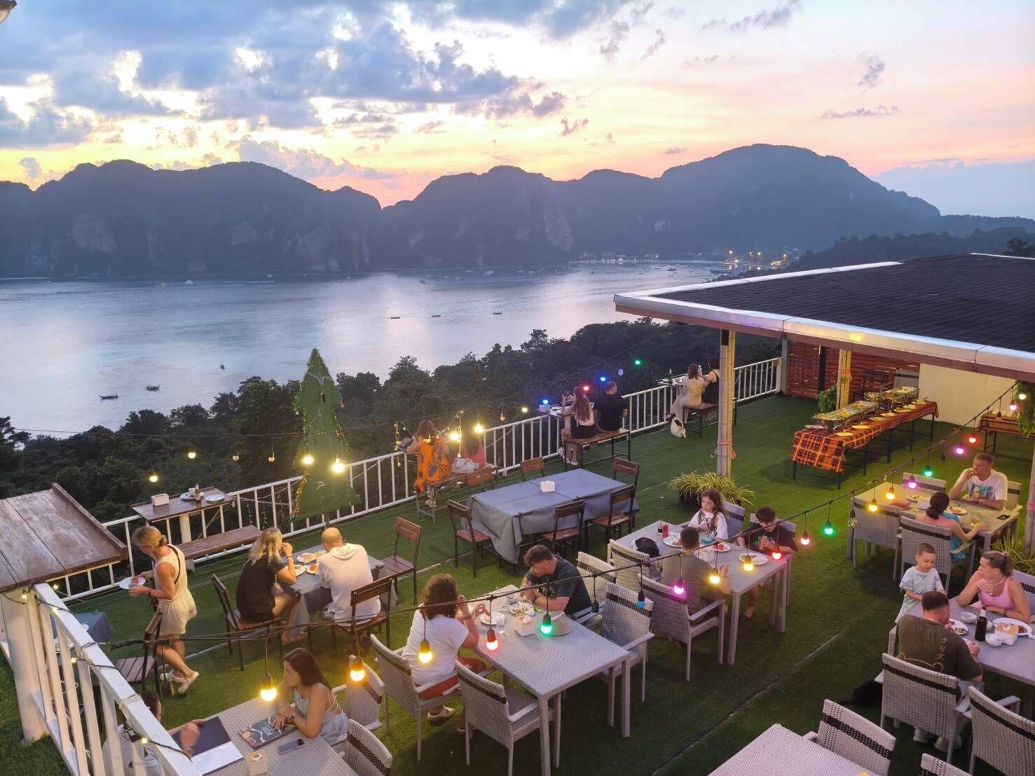 2 间餐厅，供应早餐、午餐和晚餐，泰国菜