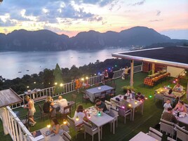 2 间餐厅，供应早餐、午餐和晚餐，泰国菜