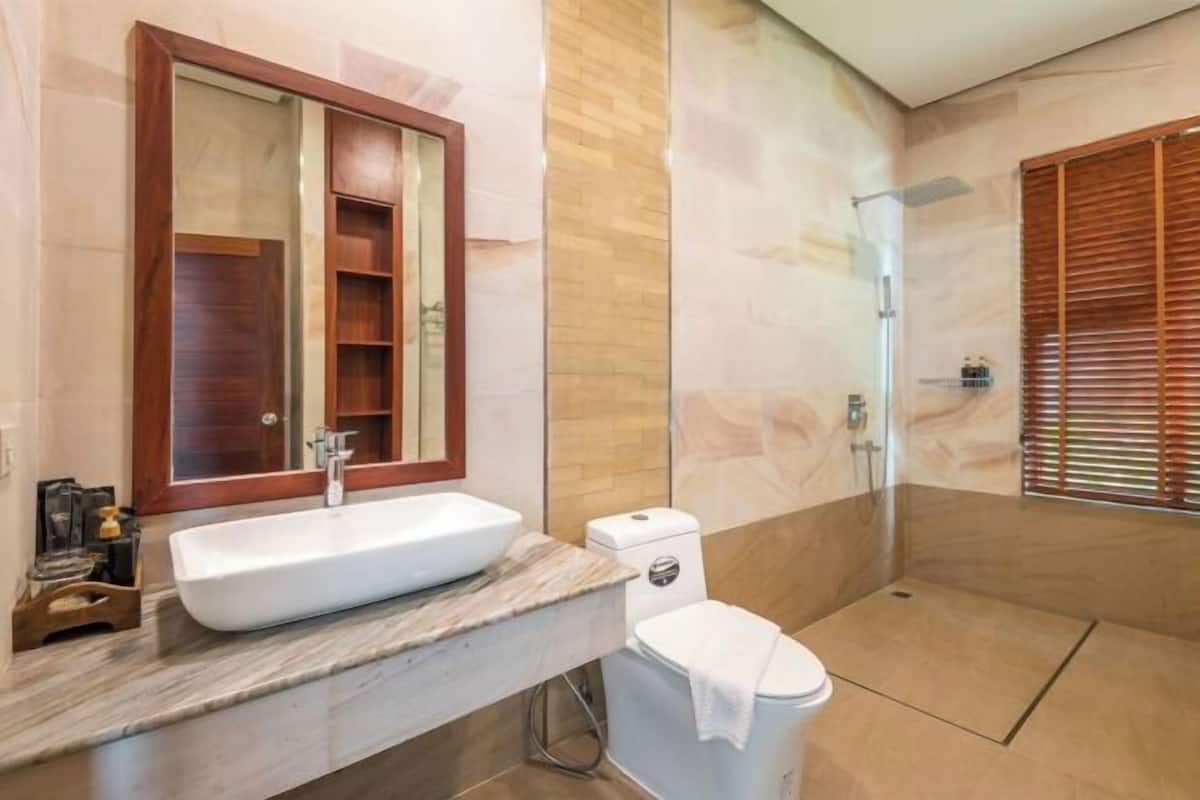 Bathroom | Free toiletries, hair dryer, bathrobes, slippers