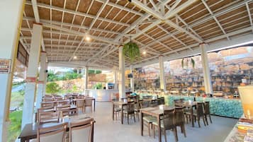 2 間餐廳,供應早餐、午餐和晚餐,泰國料理