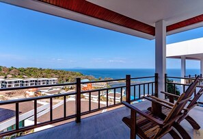 A balcony with a view of the ocean and a construction site. - PP Mountain Beach Resort (Ko Phi Phi)