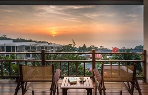 Roupas de cama premium, frigobar, cofres nos quartos, Wi-Fi de cortesia