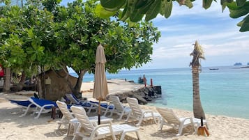 Playa privada en los alrededores, arena blanca