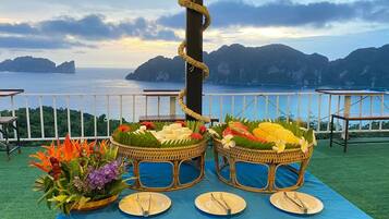 2 restoran, sarapan, makan tengah hari dihidangkan; masakan Thai