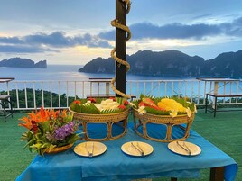 2 restaurants, breakfast, lunch, dinner served; Thai cuisine