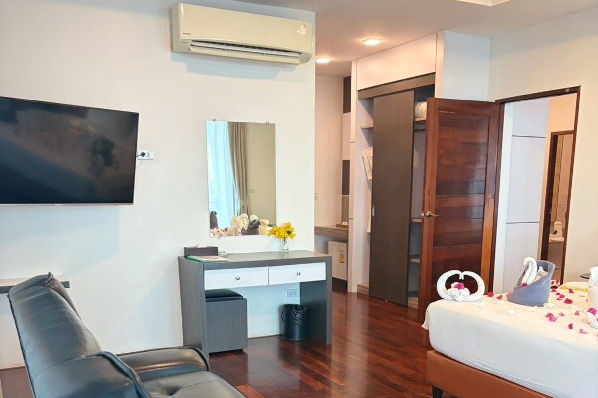 Deluxe Family Room | Premium bedding, minibar, in-room safe, free WiFi