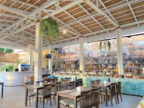2 restaurants, breakfast, lunch, dinner served; Thai cuisine