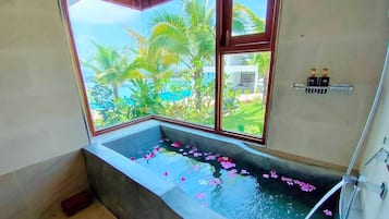 Deluxe Pool View with bathtub | Banheiro | Produtos de toalete grátis, secador de cabelo, roupões de banho