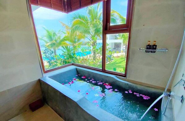 Deluxe Pool View with bathtub | Bathroom | Free toiletries, hair dryer, bathrobes, slippers - PP Mountain Beach Resort  (Ko Phi Phi)